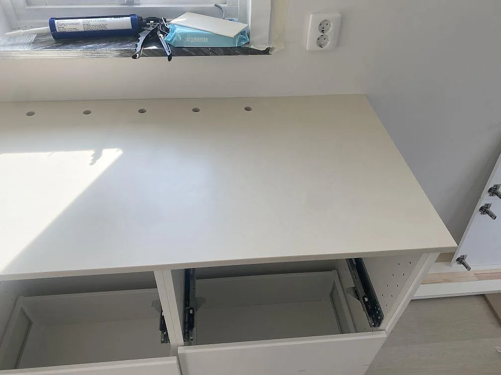Bänkskiva i matt vit Silestone Faro White i Malmö med urtag för blandare, sedd ovanifrån under montering.