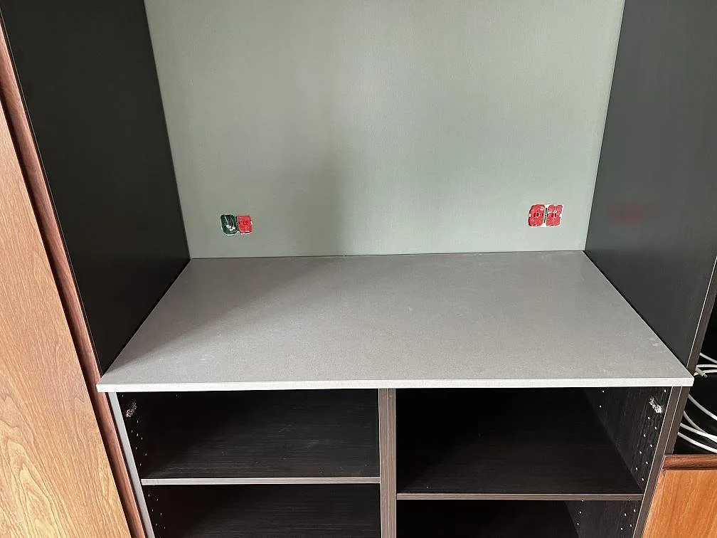 Väggbänk i grå Silestone Gris Expo komposit, 20 mm Mocka, monterad mellan svarta stommar i Hellerup.