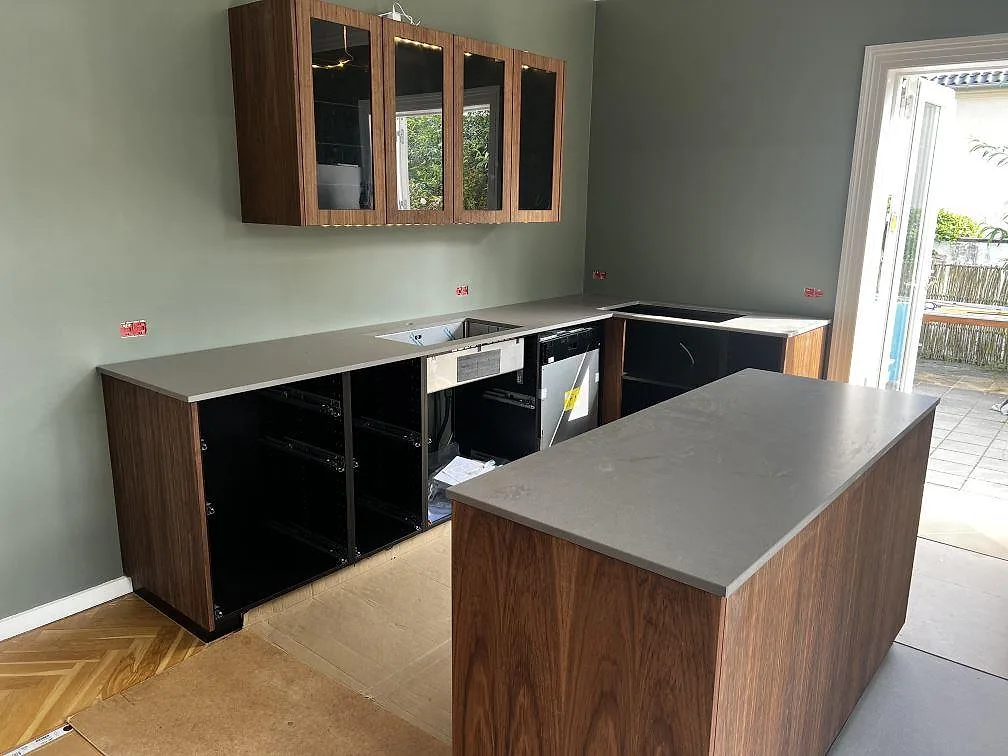 Köksbänkskiva i grå Silestone Gris Expo, 20 mm Mocka, med köksö, diskho och hällöppning i ett kök i Hellerup.
