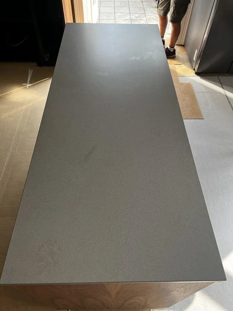 Närbild på köksöns matta Silestone Gris Expo yta med rak kant och grå komposit i Hellerup.