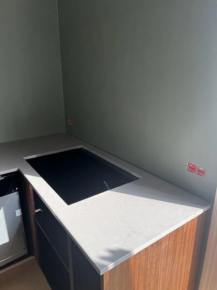 Hällöppning i grå Silestone Gris Expo komposit, 20 mm Mocka, på en väggbänk i köket i Hellerup.
