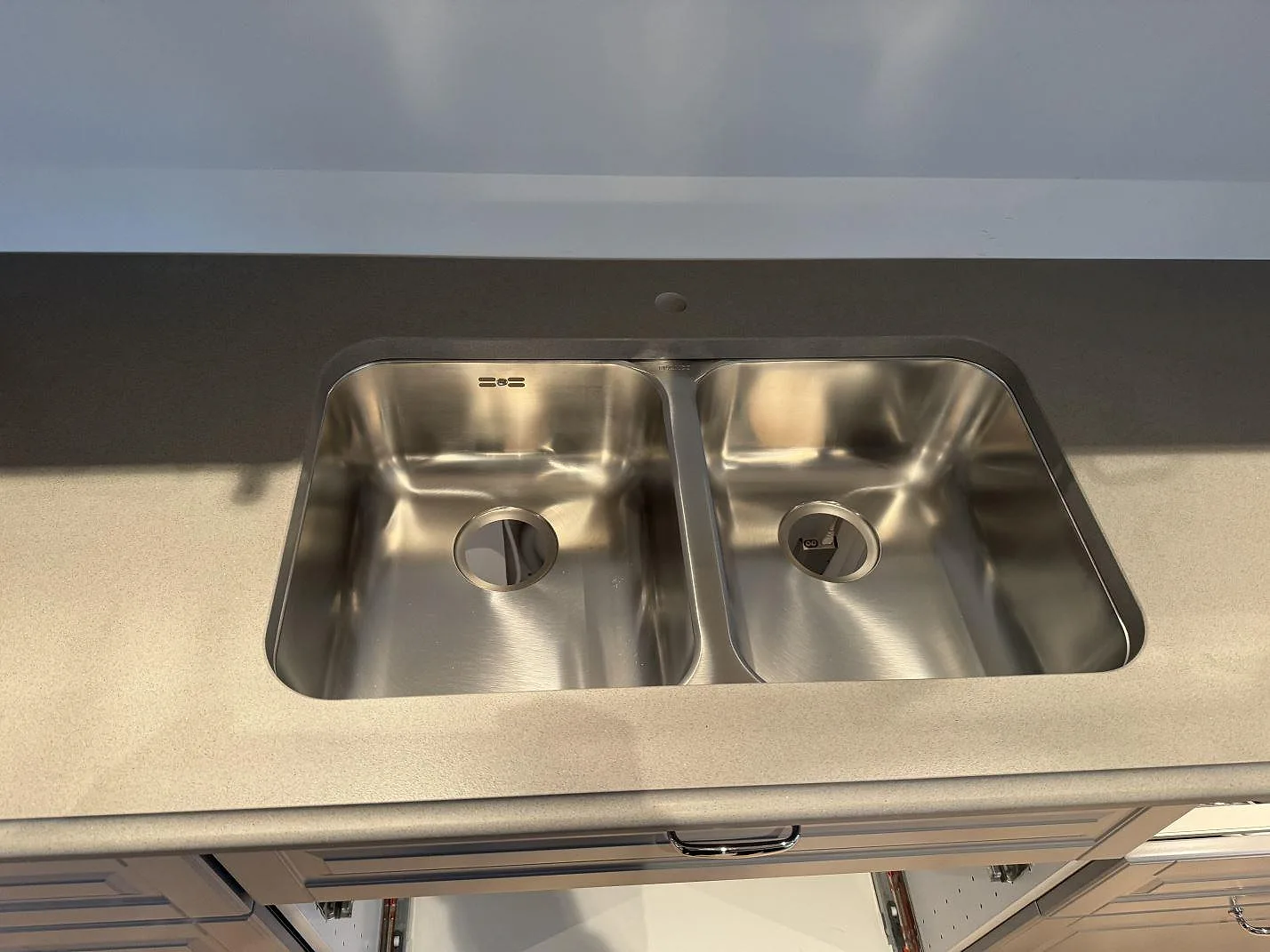 Närbild av rostfri dubbelho monterad under Silestone Gris Expo, med Mocka-yta och grå köksinredning i Sölvesborg.