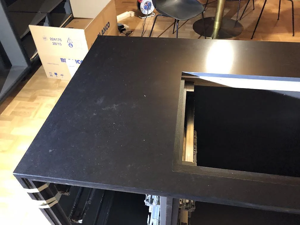 Polerad svart Silestone Iconic Black bänkskiva med stänkkant och nedsänkt ho i ett kök under montering i Västra Frölunda.