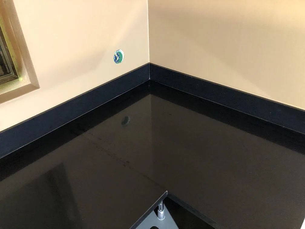 Ovanifrån på svart polerad Silestone Iconic Black köksbänkskiva med rektangulär håltagning i Västra Frölunda.