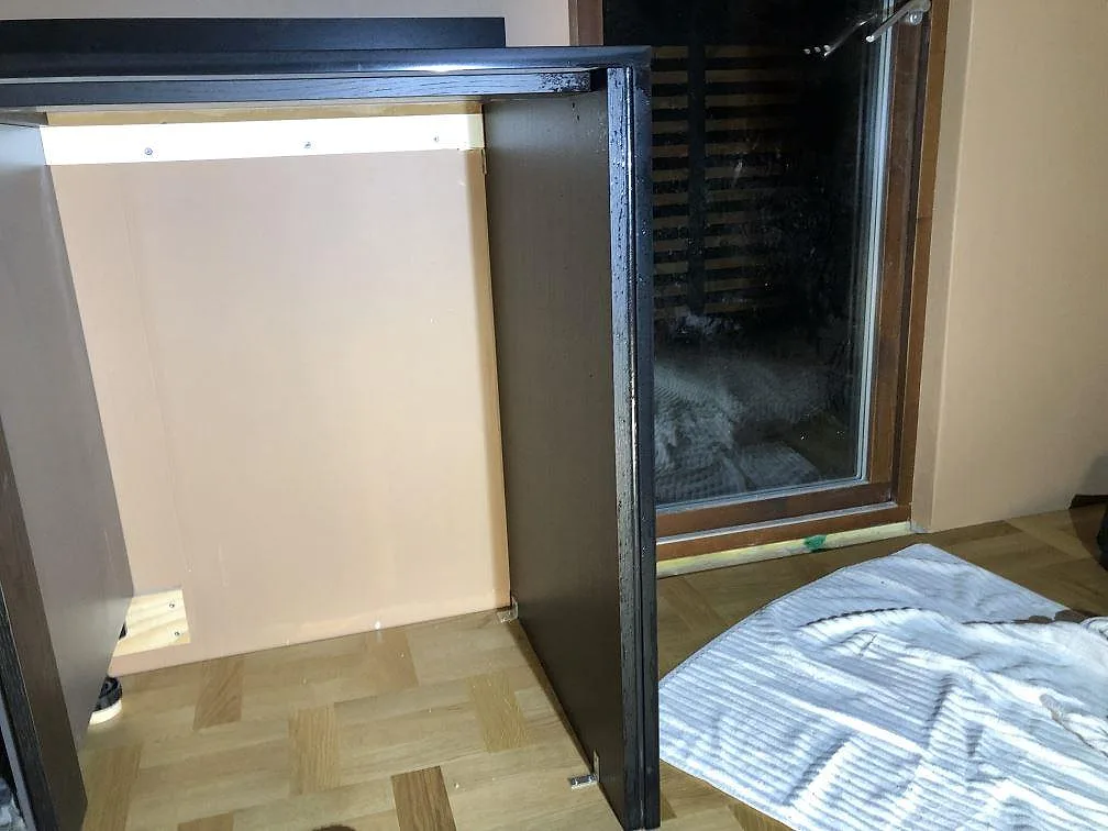 Eklevel av polerad svart köksbänkskiva i Silestone Iconic Black med spegelblank yta i ett kök i Västra Frölunda.