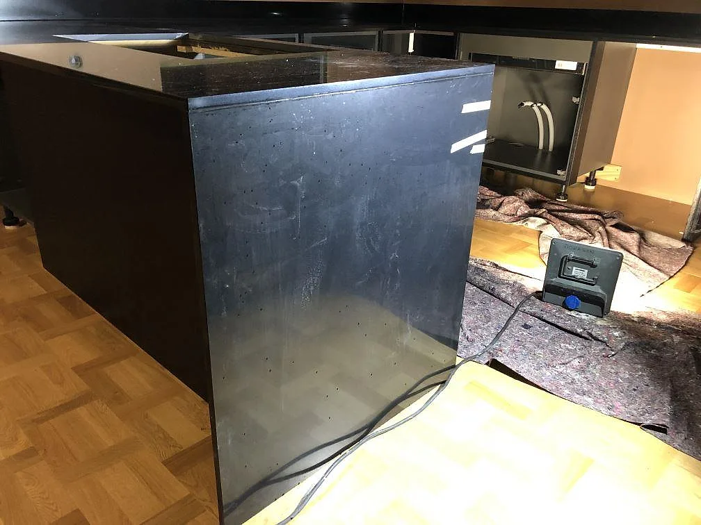 Svart Silestone Iconic Black bänkskiva sedd uppifrån med håltagning för spishäll i ett kök i Västra Frölunda.