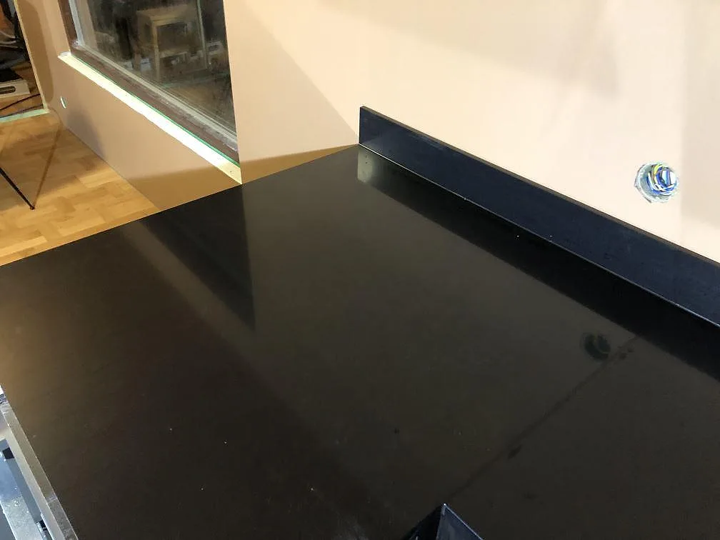 Köksö och bänkskiva i svart Silestone Iconic Black under montering i ett kök i Västra Frölunda.