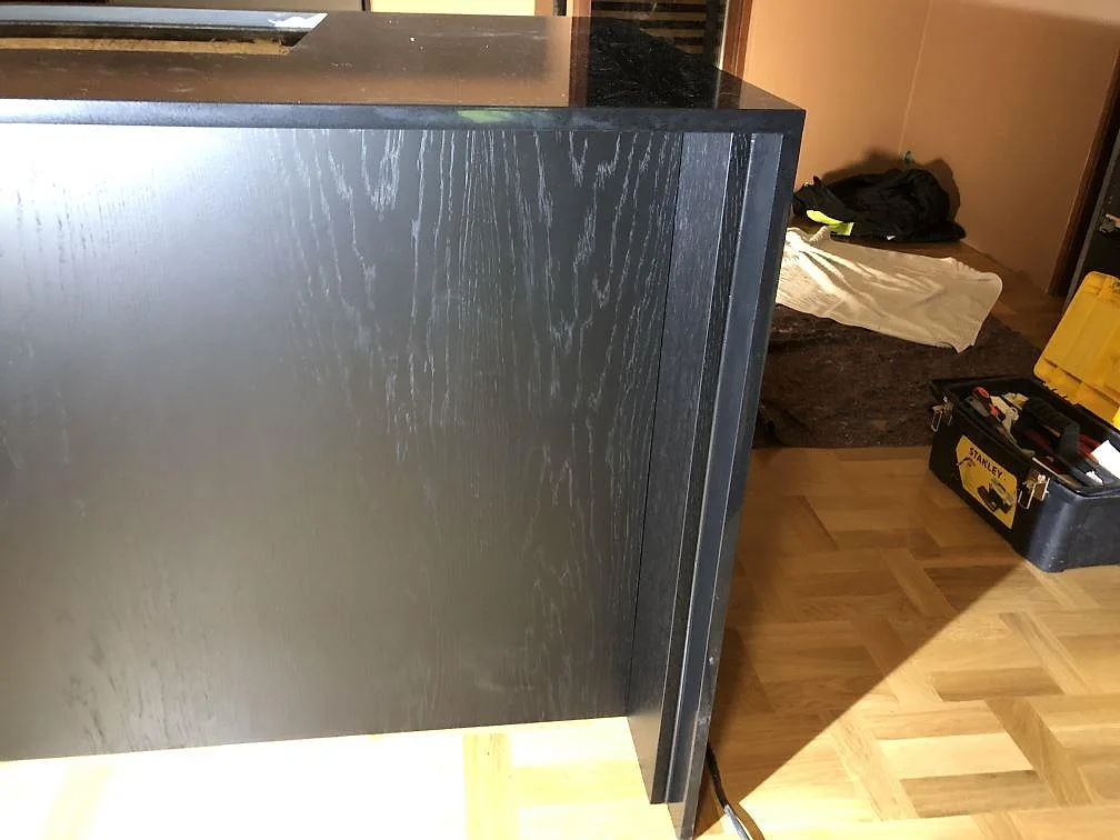 Svart polerad köksbänkskiva i Silestone Iconic Black med synlig kantprofil i ett kök i Västra Frölunda.