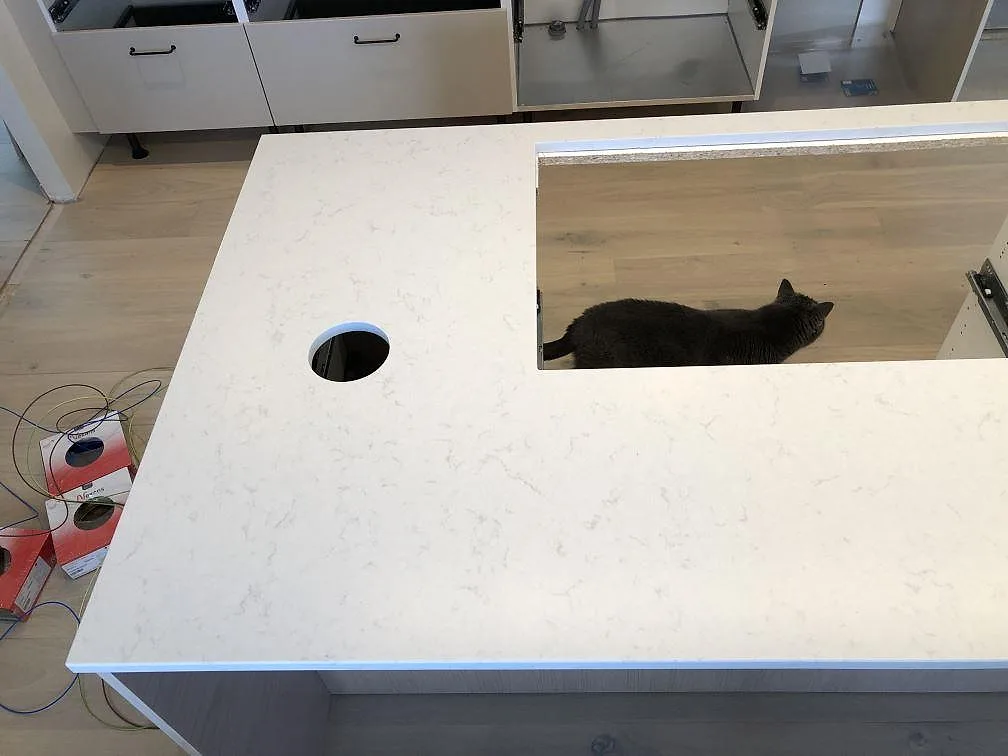 Köksö i matt creme Silestone Lagoon med förberett urtag för häll, sedd ovanifrån, i ett kök i Fjälkinge.
