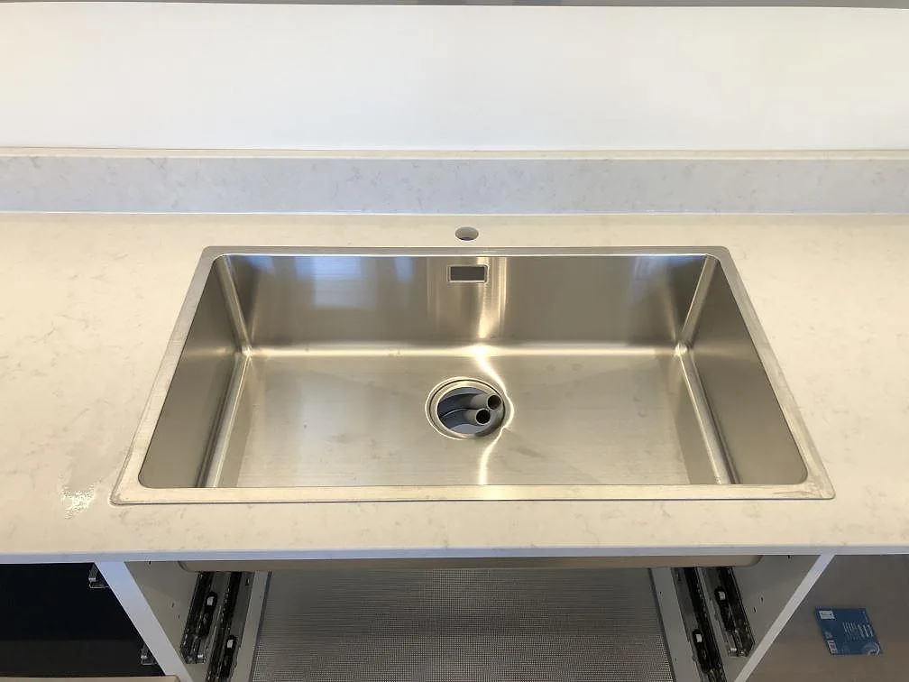 Underlimmad rostfri diskho i matt creme Silestone Lagoon, sedd ovanifrån, i ett kök i Fjälkinge.