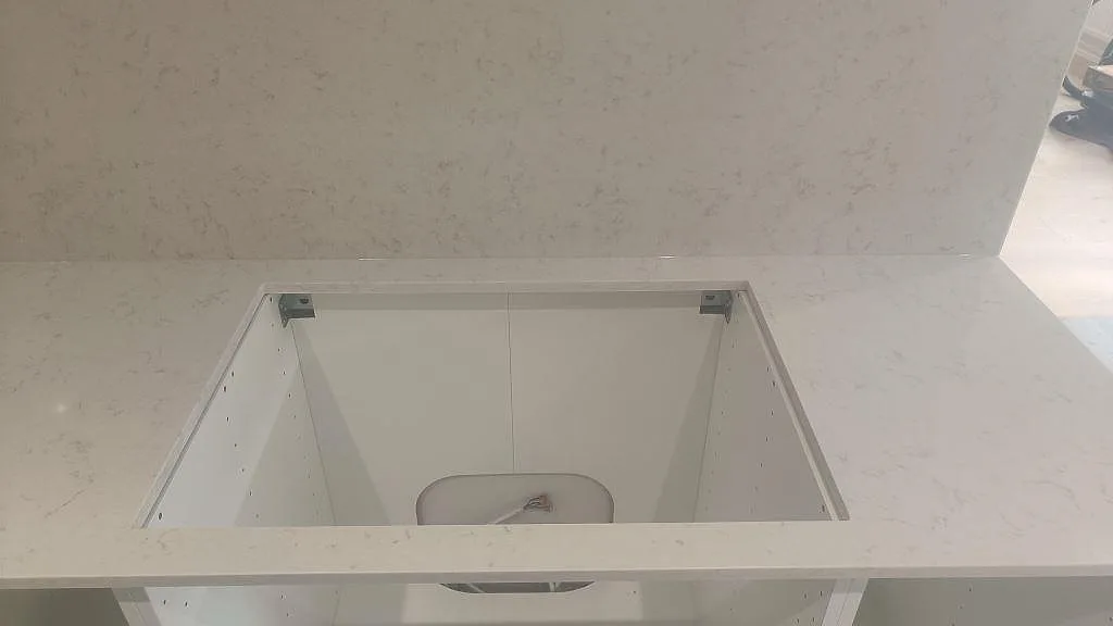 Detalj av polerad Silestone Lagoon vid väggbänken med utskärning och matchande stänkskydd i Höllviken.