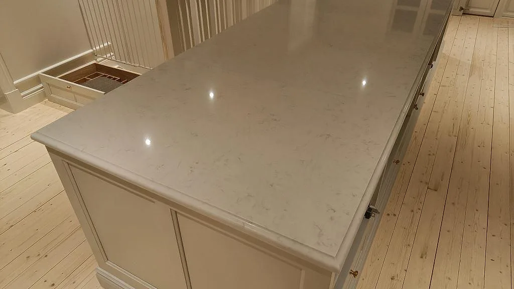 Blank yta på Silestone Lagoon komposit över en ljus köksö med installerad bänkskiva i Lekeryd.