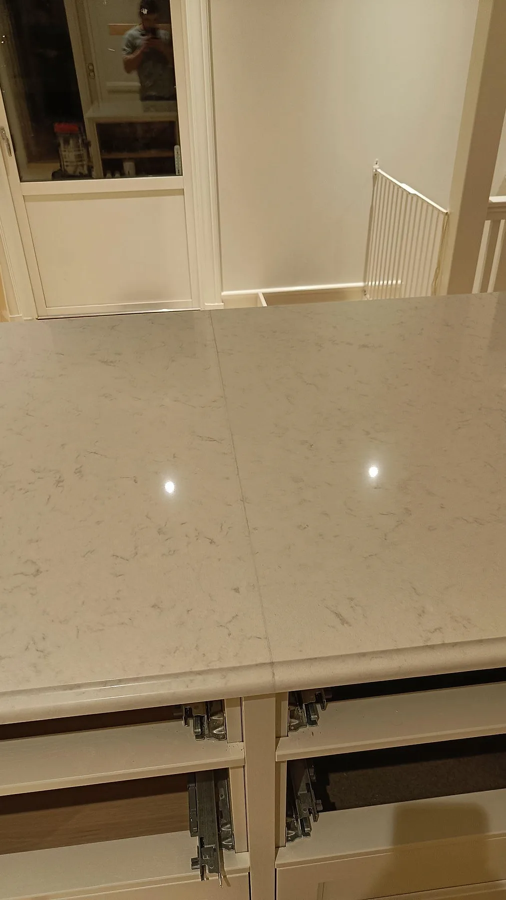 Detalj av polerad Silestone Lagoon köksbänkskiva med öppen köksinredning under montering i Lekeryd.