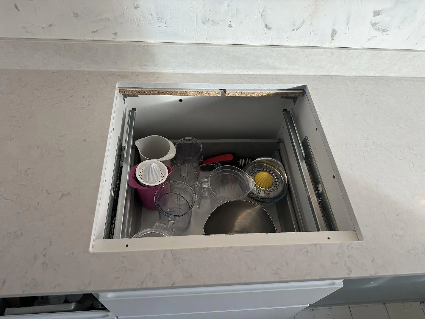 Topvy över polerad Silestone Lagoon runt en öppen köksstomme, med låg stänkkant i köket i Pixbo.