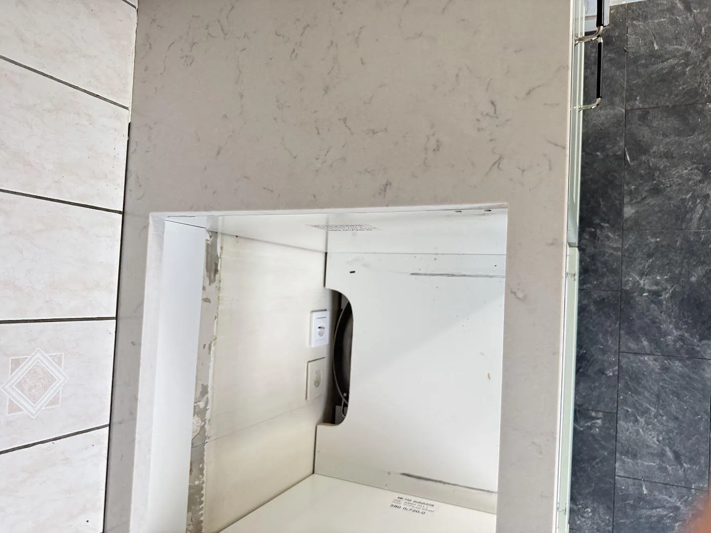 Närbild av polerad Silestone Lagoon som köksbänkskiva med stort urtag och diskret grå ådring i Varberg.