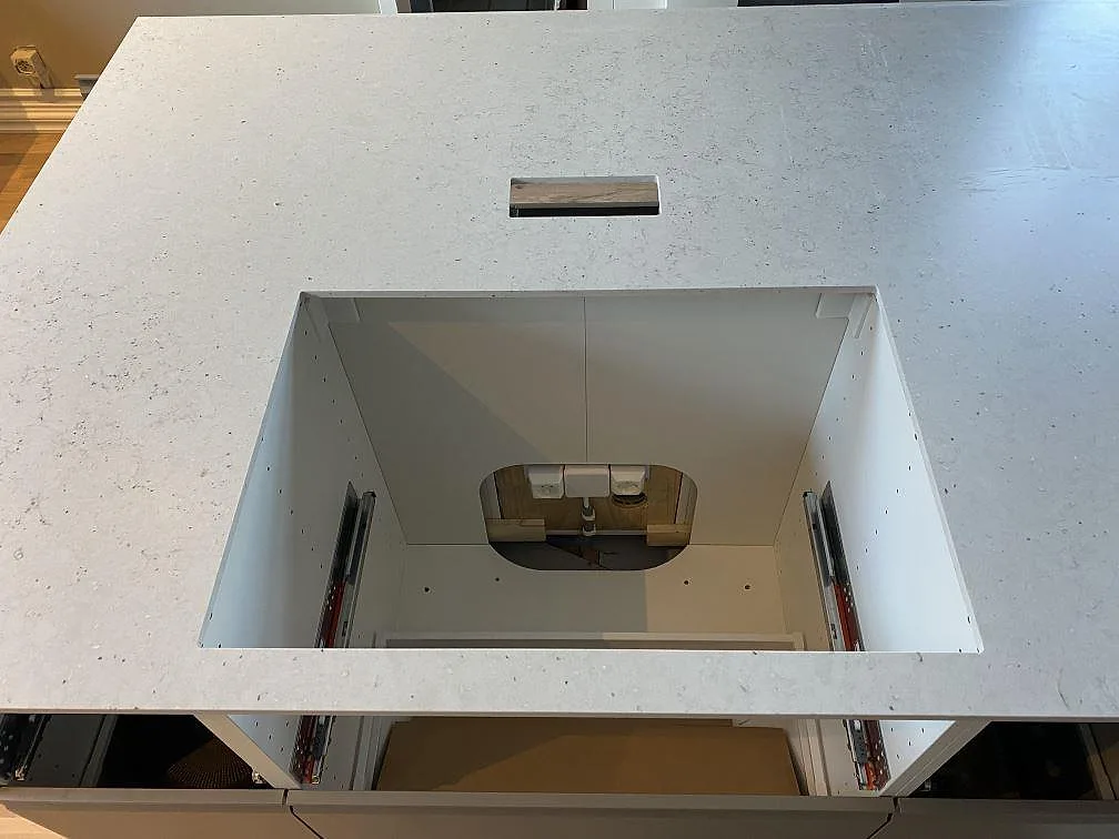 Toppvy av 12 mm Silestone Lime Delight på köksö med öppet urtag och matt stenstruktur i Anderslöv.