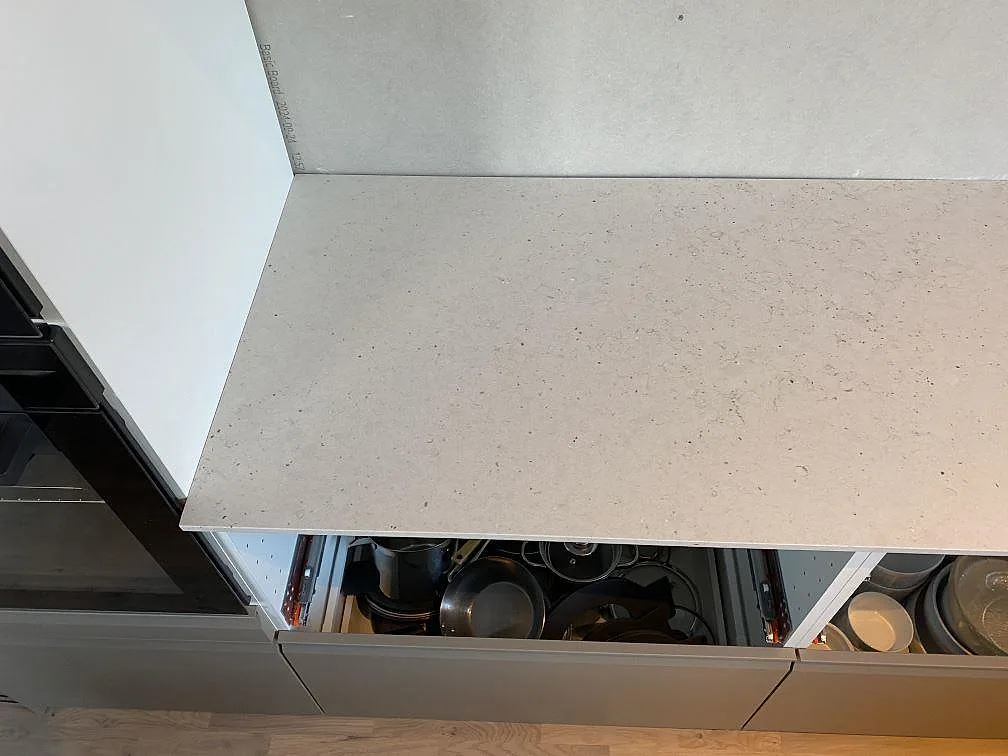 Detalj av ljus Silestone Lime Delight kompositbänkskiva i Mocka-finish intill ugnsskåp i köket i Anderslöv.