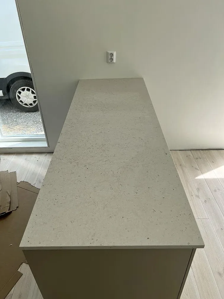 Fristående bänkdel i ljus Silestone Lime Delight komposit vid fönster och eluttag i Borgholm.