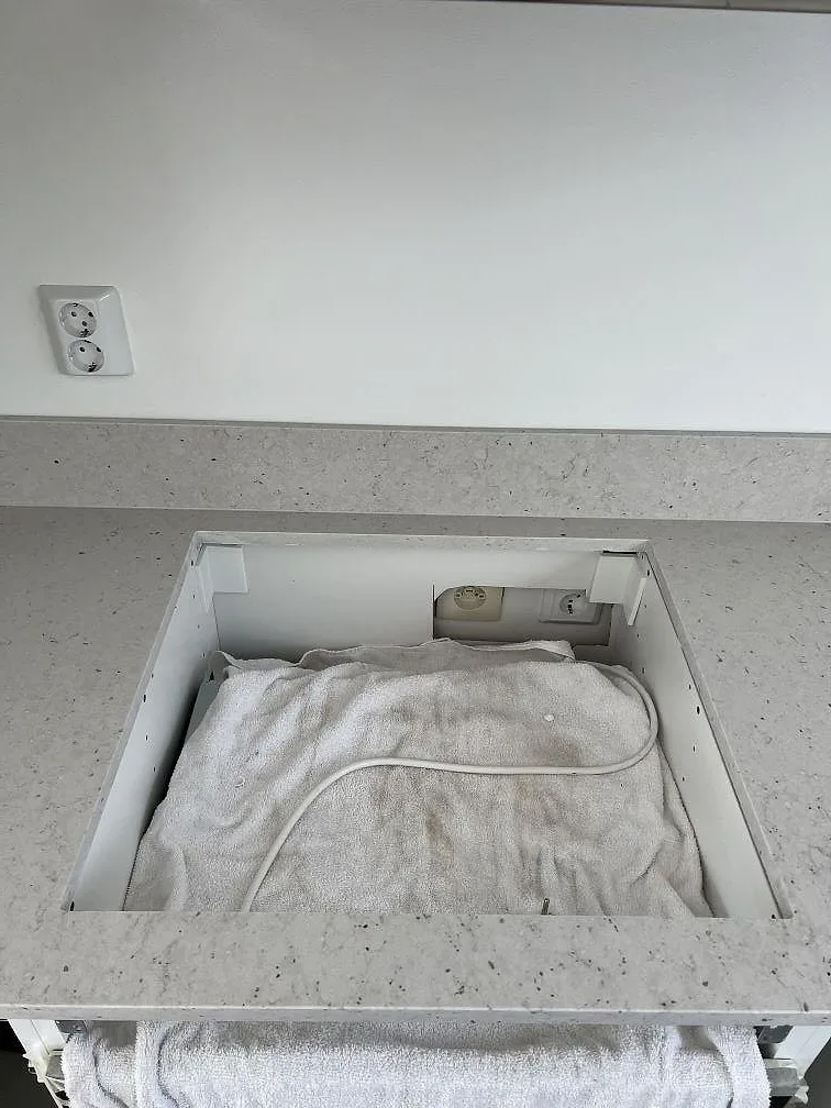 Silestone Lime Delight bänkskiva i Mocka med rektangulär öppning under montering och låg stänkkant i Borgholm.
