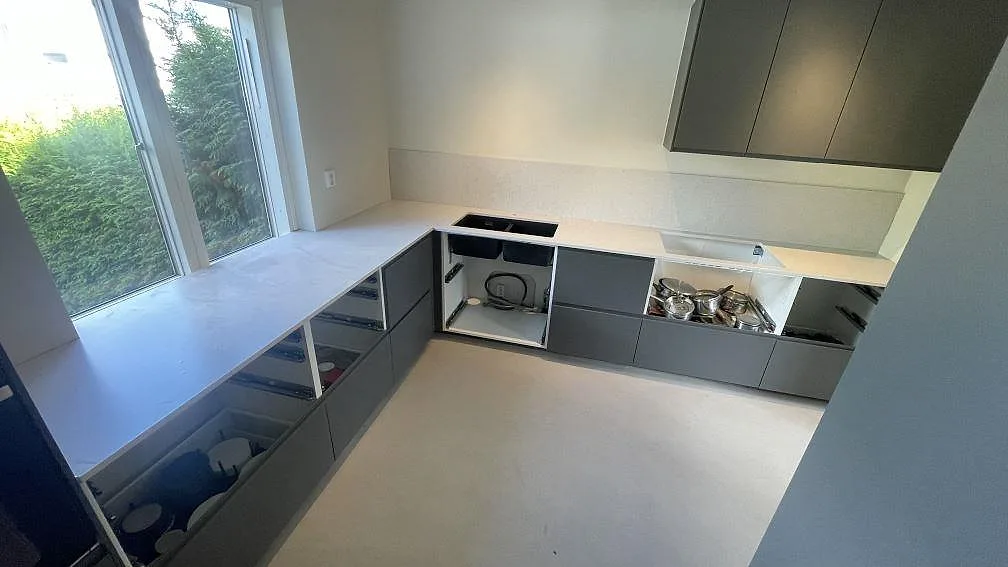 Köksbänkskiva i Silestone Lime Delight, matt Mocka, med matchande stänkskydd i ett kök under montering i Halmstad.