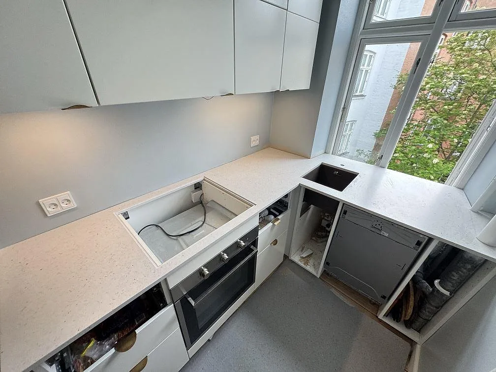 Köksbänkskiva i ljus Silestone Lime Delight, matt Mocka, med diskho och hälluttag i ett kompakt kök i København K.