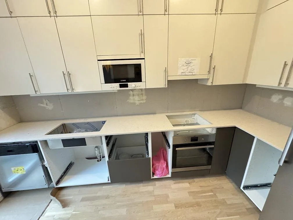 Köksbänkskiva i Silestone Lime Delight, matt Mocka, med förberedda öppningar för diskho och häll i ett kök i Limhamn.
