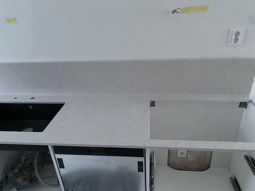 Köksbänk i Silestone Lime Delight, Mocka, med svart diskho, stänkkant och öppna köksstommar i Lund.