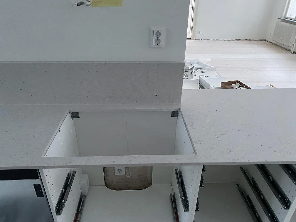 Bänkskiva i vit Silestone Lime Delight, Mocka, med köksö och 12 mm stänkkant under renovering i Lund.