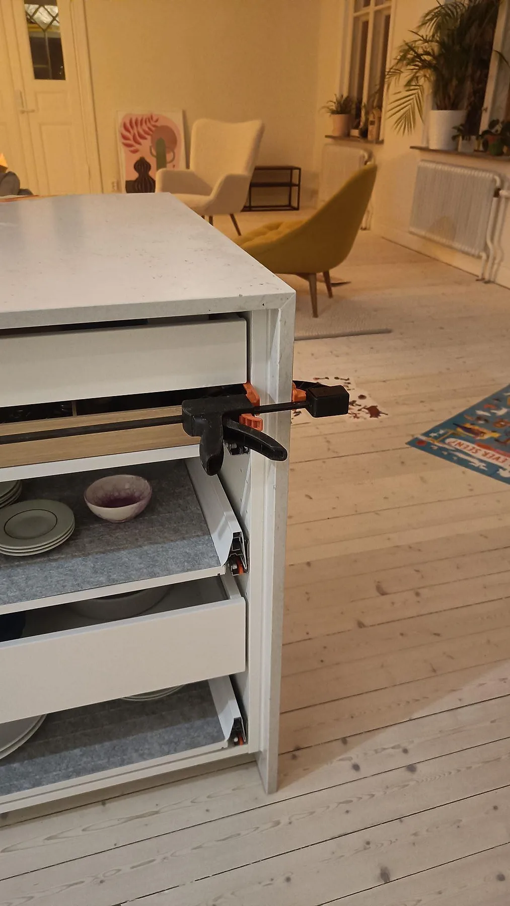Närbild på Silestone Lime Delight i Mocka på en köksö med öppen lådförvaring och monteringsklämma i Lund.