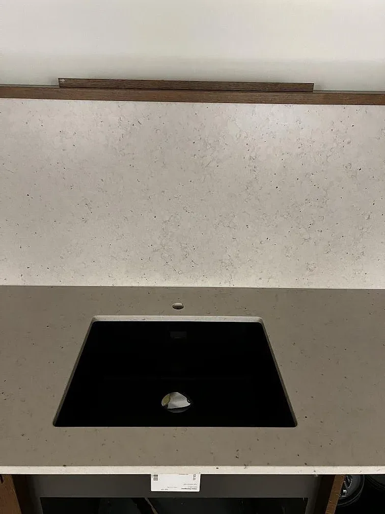 Närbild på Silestone Lime Delight i matt Mocka med stor öppning, liten teknisk håltagning och ljus stänkyta i Malmö.