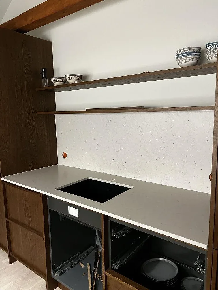 Bänkparti i Silestone Lime Delight med matt ljus komposityta, hög stänkyta och förberedd rektangulär öppning i ett kök i Malmö.