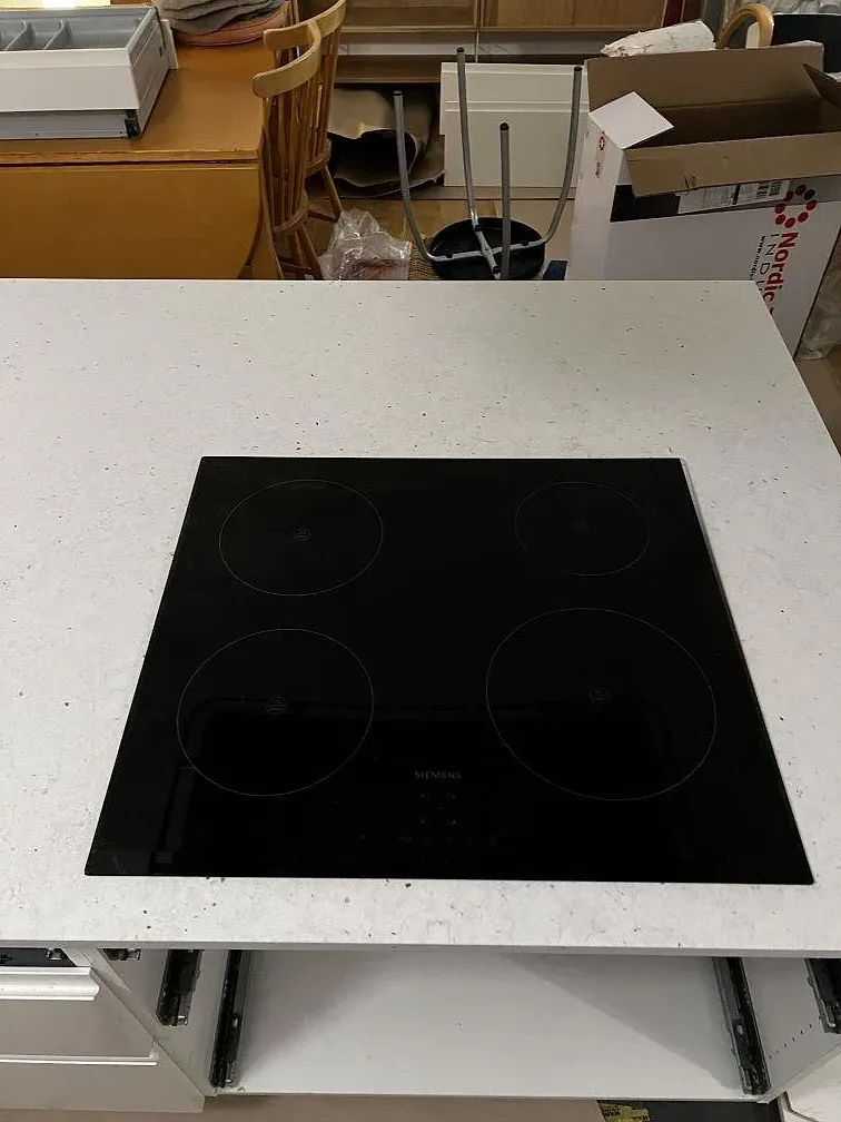 Infälld spishäll i en 20 mm köksbänkskiva av Silestone Lime Delight med matt yta i Malmö.