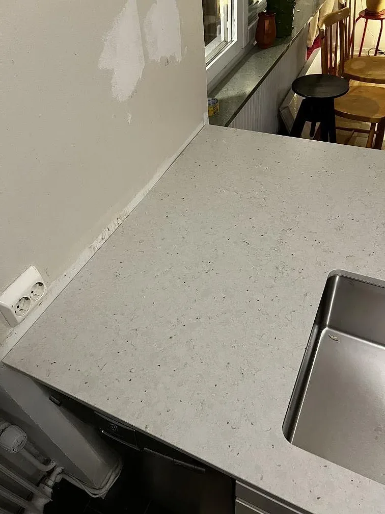 Köksbänkskiva i Silestone Lime Delight, matt Mocka, med rostfri diskho och vägganslutning i Malmö.
