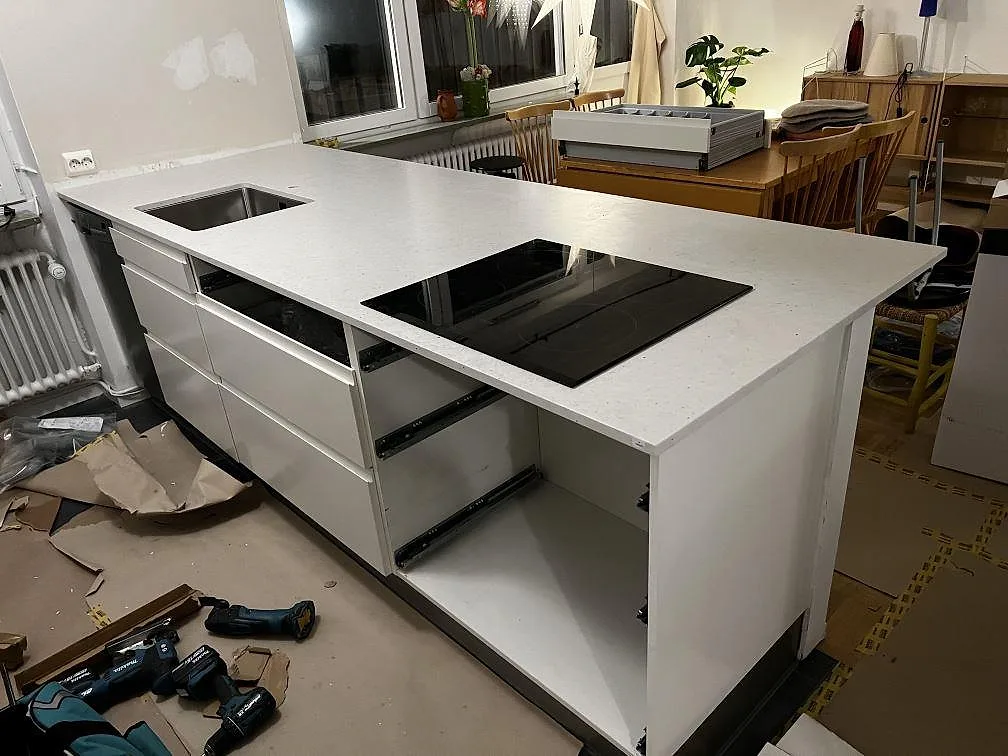 Köksö med bänkskiva i vit Silestone Lime Delight, matt Mocka-yta, med rostfri diskho och infälld spishäll i Malmö.