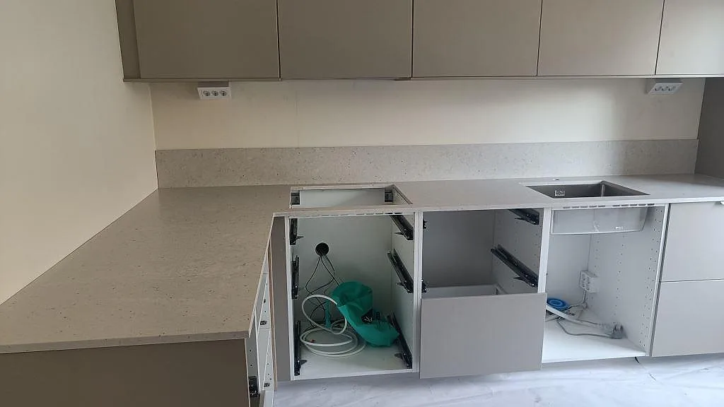 Köksbänkskiva i ljus Silestone Lime Delight, matt Mocka, med stänkskydd, hällöppning och underlimmad rostfri diskho i Malmö.