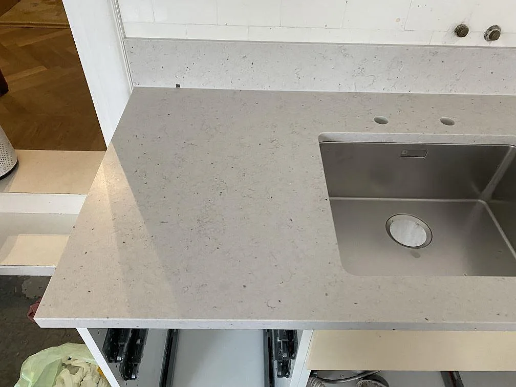 Topvy över köksbänkskiva i Silestone Lime Delight med rostfri diskho och ljus matt stenyta i Malmö.