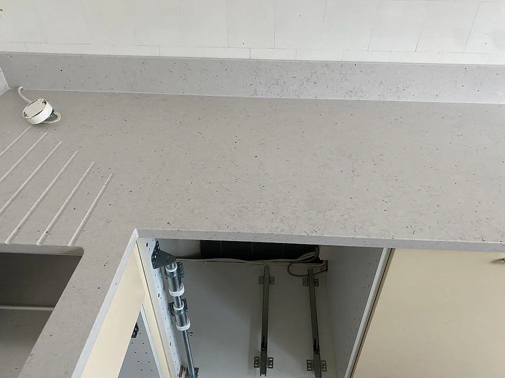Detalj av diskbänksdelen i Silestone Lime Delight med avrinningsspår, stänkskydd och matt komposityta i Malmö.