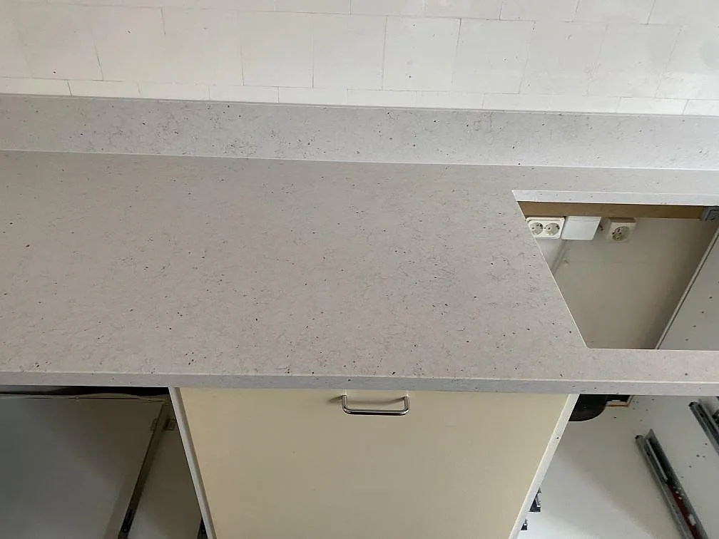 Rak del av köksbänkskiva i Silestone Lime Delight, 30 mm matt komposit, monterad över öppna köksstommar i Malmö.