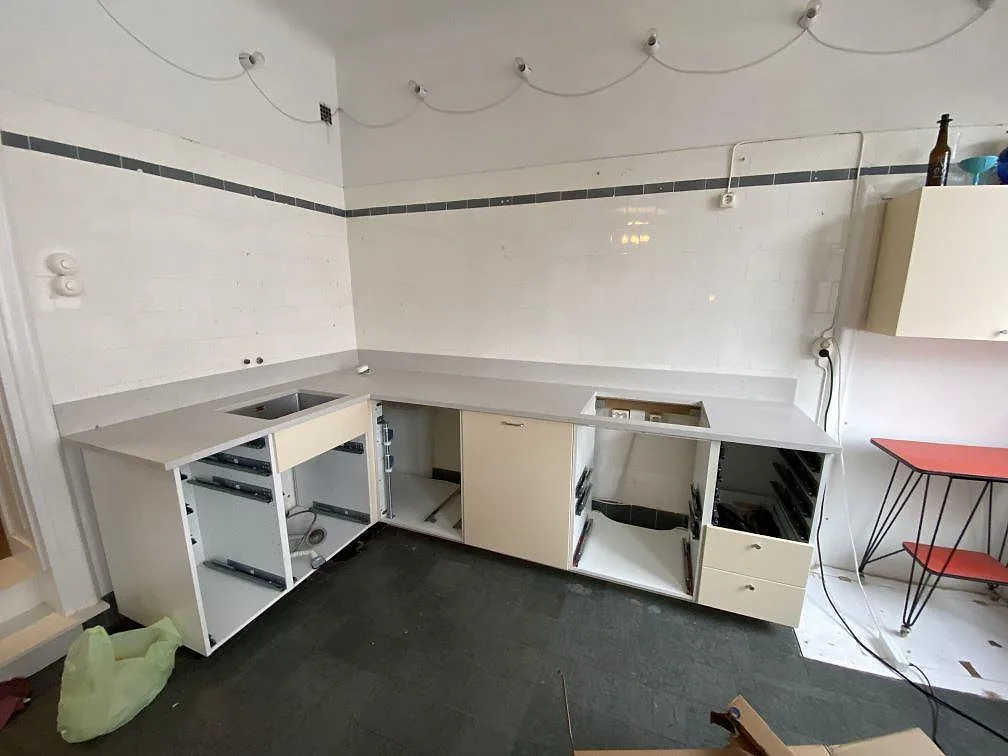 L-formad köksbänkskiva i Silestone Lime Delight med matt Mocka-yta och lågt stänkskydd under montering i Malmö.