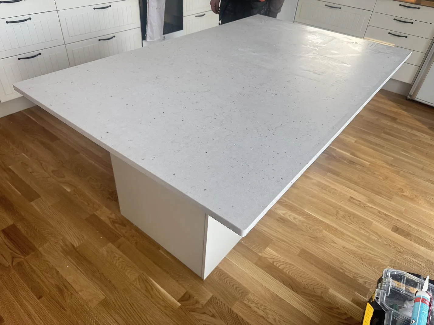Närbild av den ljusa Silestone Lime Delight-skivan i Mocka-finish på en köksö i Väckelsång.