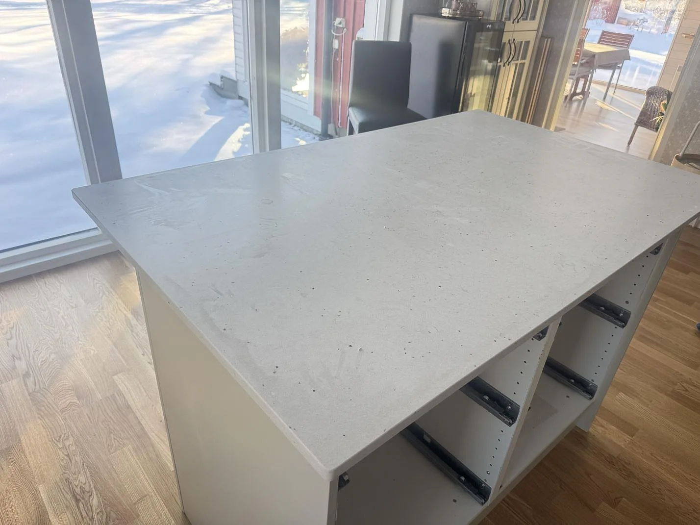 Installerad köksöskiva i Silestone Lime Delight med öppna köksstommar under montering i Väckelsång.