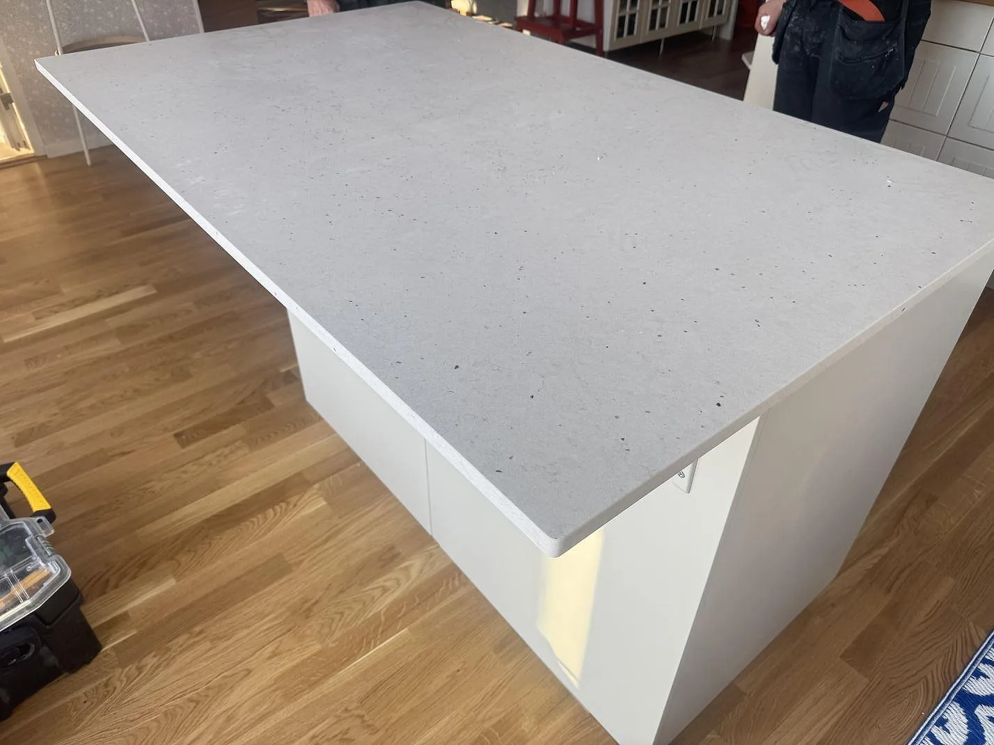 Detalj av kant och yta på köksbänkskiva i Silestone Lime Delight, Mocka-finish, i Väckelsång.