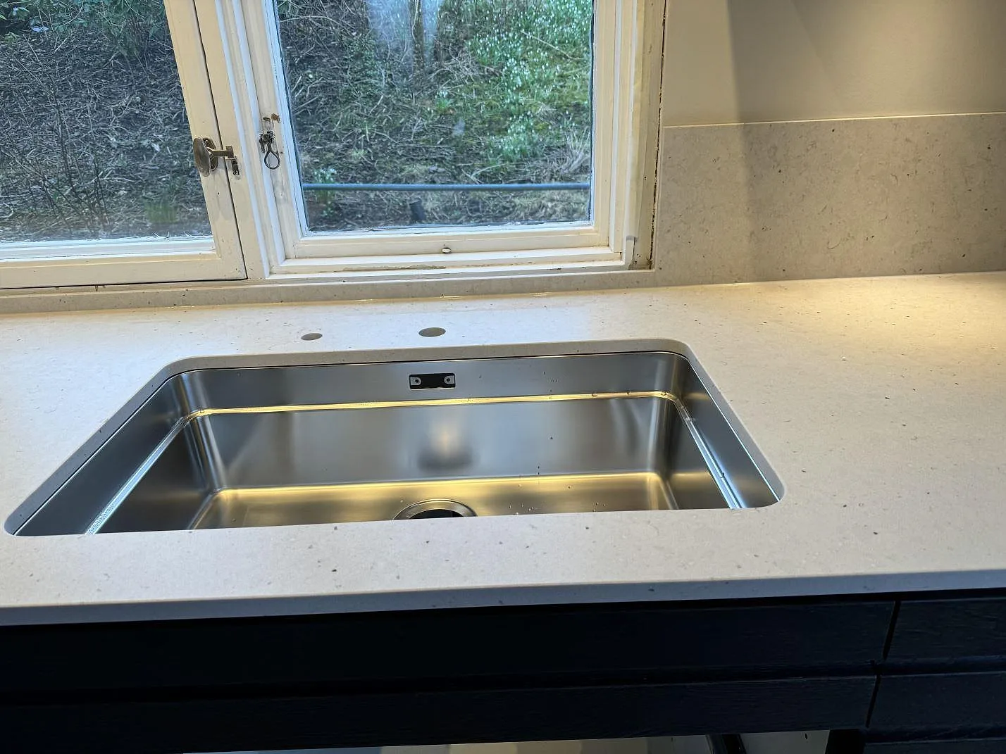 Silestone Lime Delight köksbänkskiva i matt komposit med underlimmad rostfri diskho och fönster i Västra Frölunda.