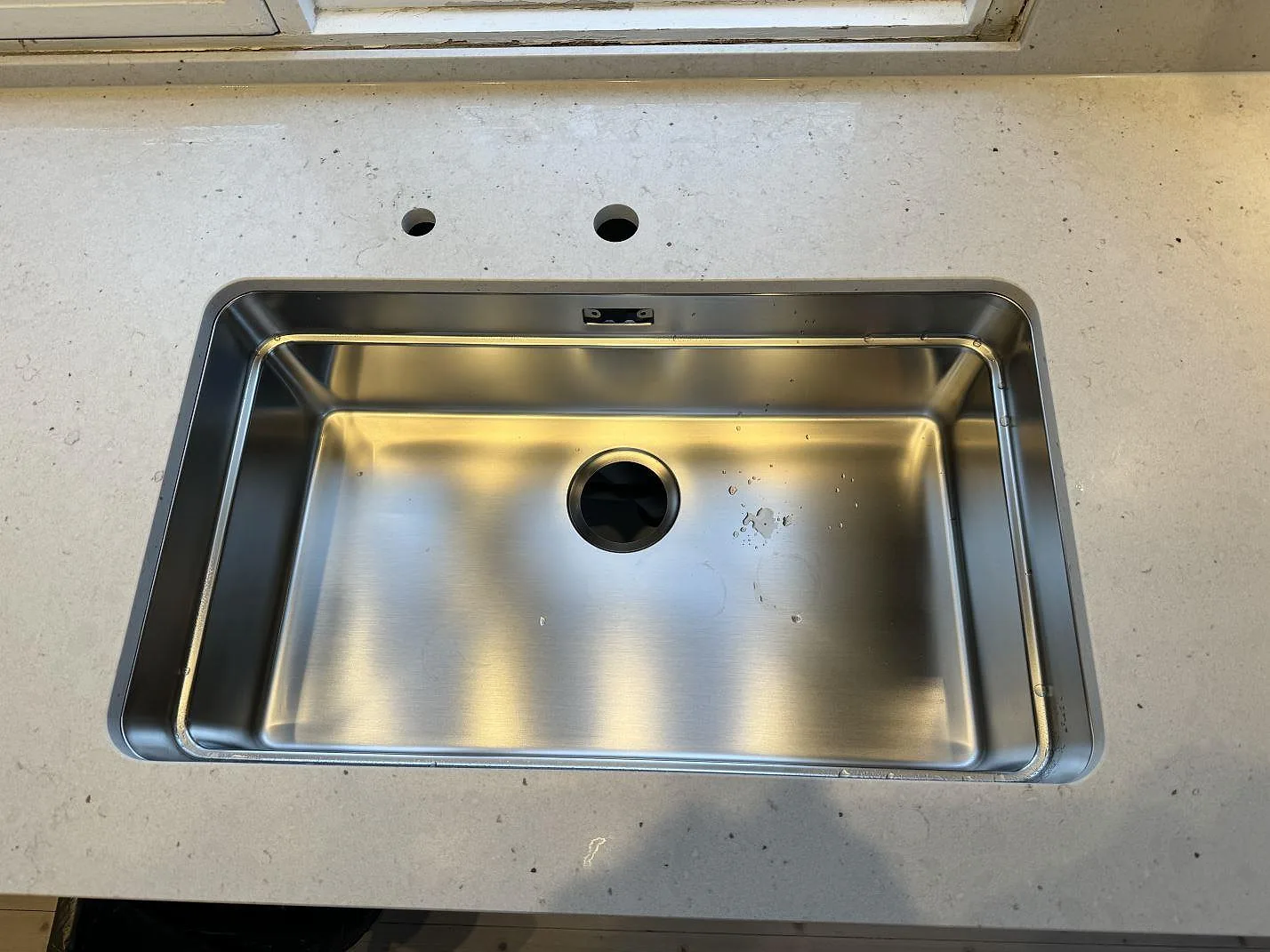 Rostfri underlimmad diskho i Silestone Lime Delight kompositbänkskiva med ljus matt yta i Västra Frölunda.