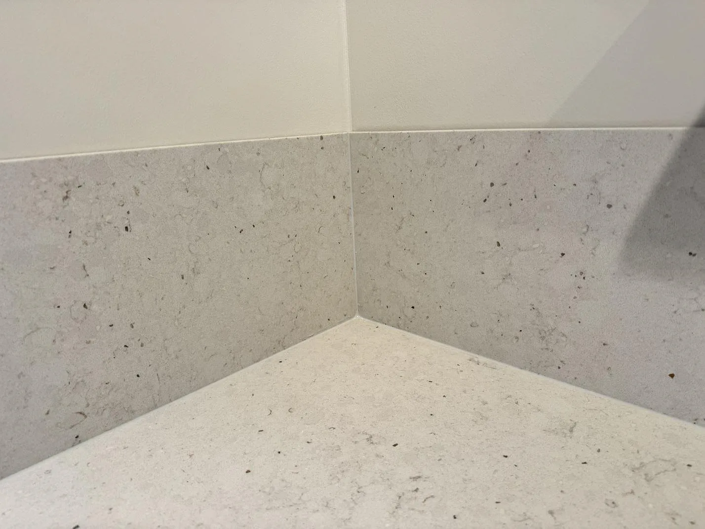 Detalj av hörn och uppvikt stänkskydd i Silestone Lime Delight med matt komposityta i Västra Frölunda.