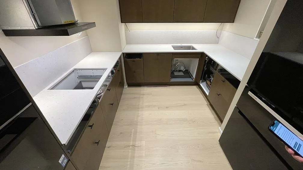Köksbänkskiva i ljus Silestone Lime Delight, matt Mocka, med stänkskydd i ett U-format kök i Växjö.