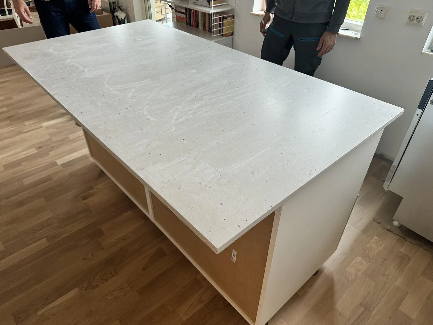 Fristående köksarbetsyta i Silestone Lime Delight, matt Mocka-komposit, monterad på öppna stommar under montering i Vellinge.