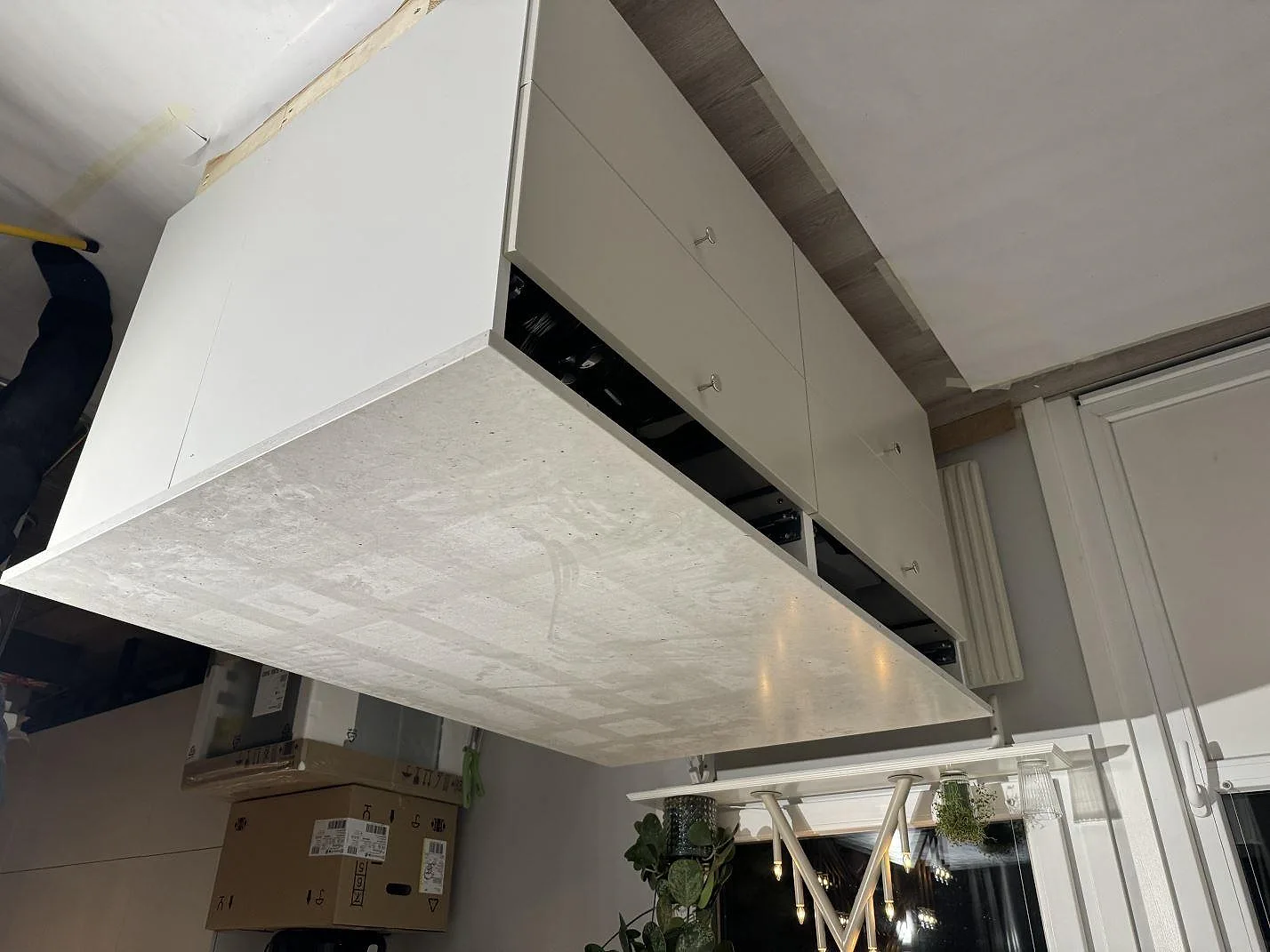 Bred bild av en monterad köksbänkskiva i Silestone Lime Delight, matt kompositsten, vid fönster och vita luckor i Vetlanda.