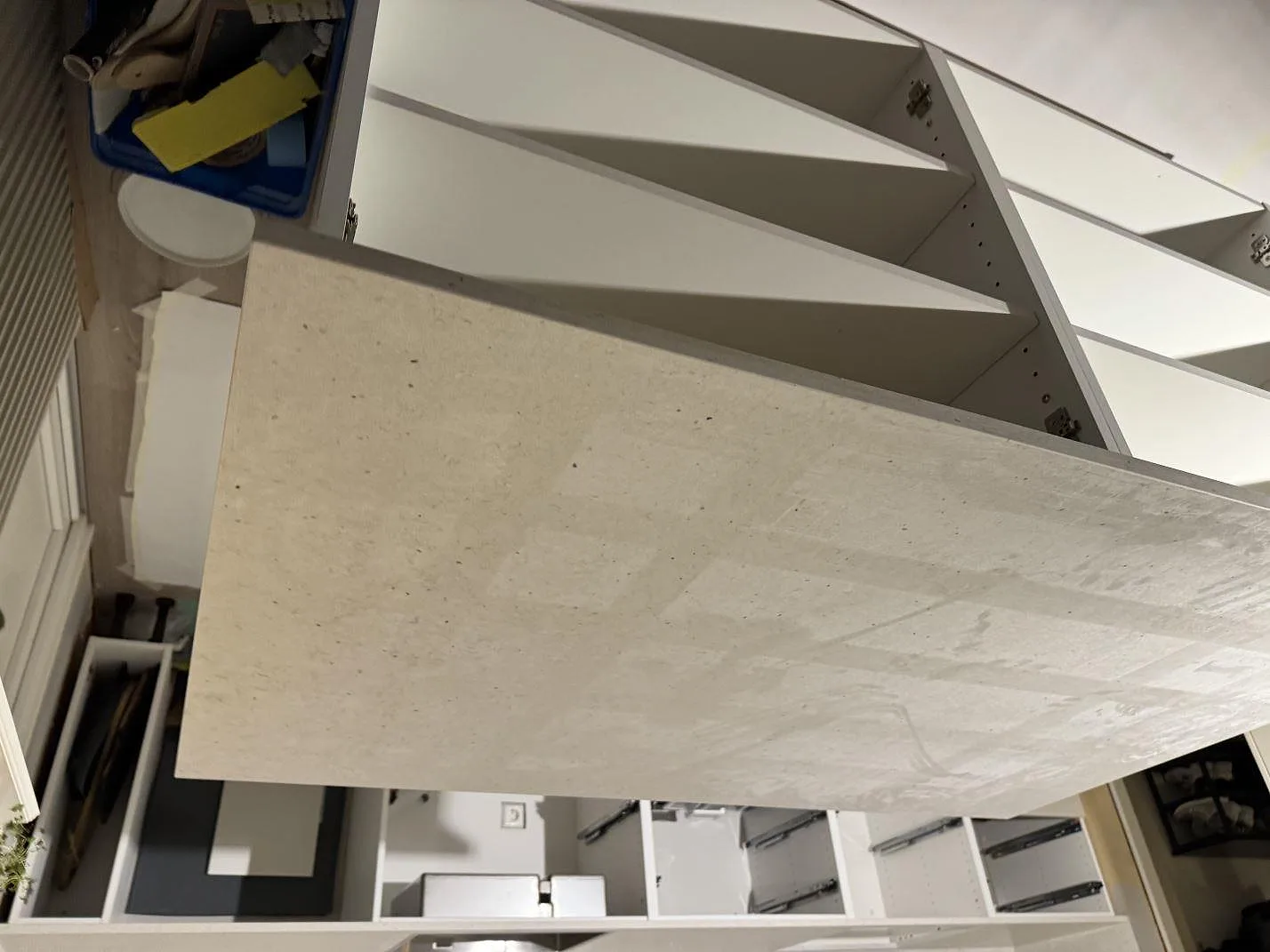 Topvy över stor bänkskiva i Silestone Lime Delight, matt beige kvartskomposit, under köksmontering i Vetlanda.