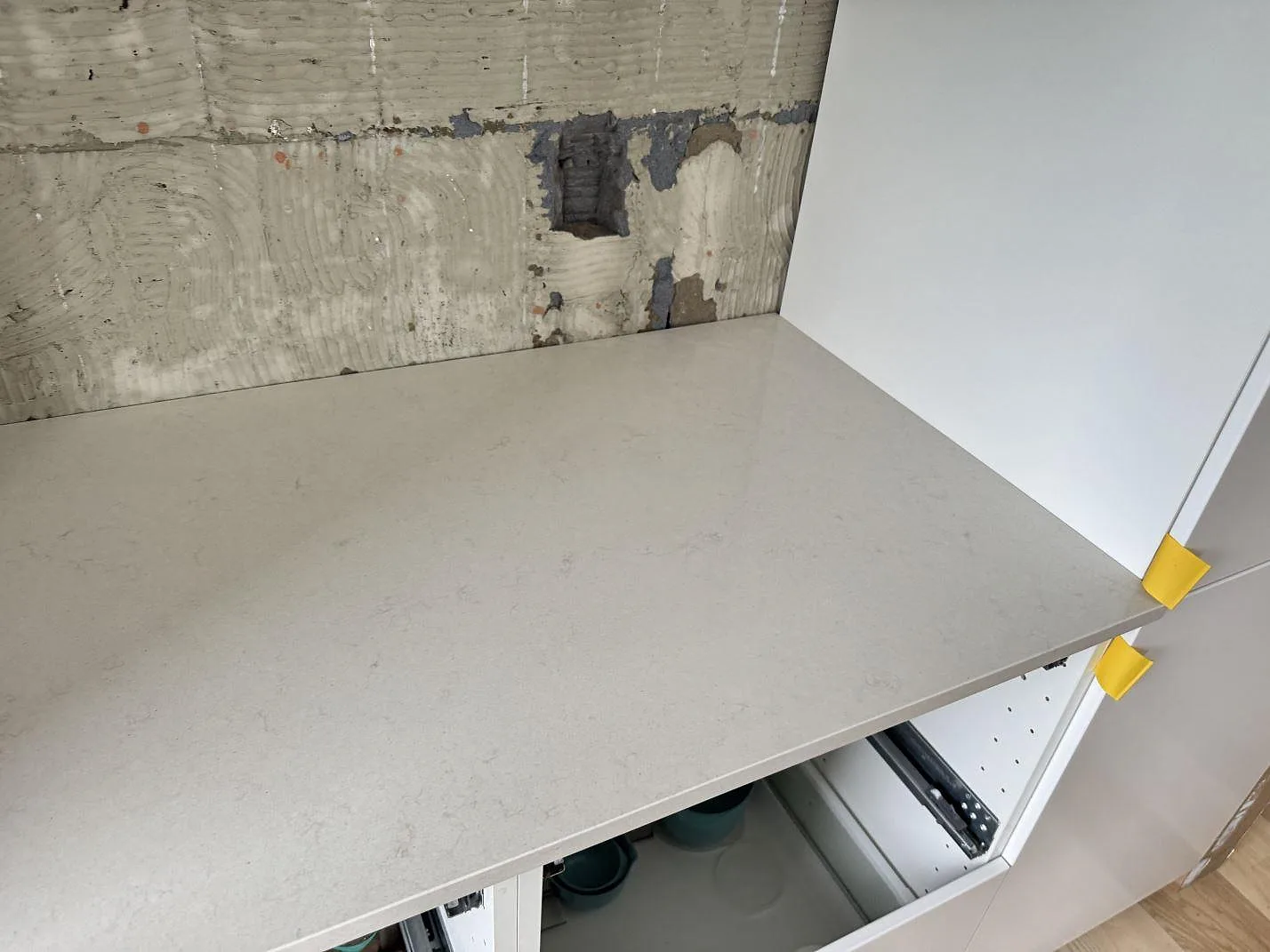 Detalj av polerad Silestone Linen Cream som köksbänkskiva i kvartskomposit med tunn kant och ljus ådring i Bunkeflostrand.